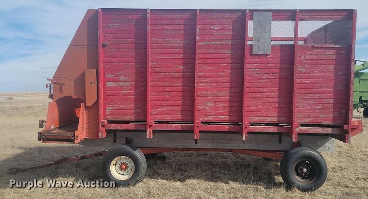 image for item LA9689 Gehl BU910 silage wagon