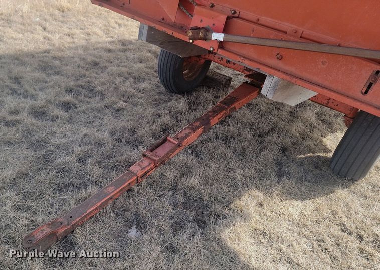 image for item LA9689 Gehl BU910 silage wagon