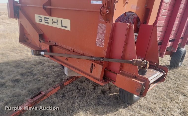 image for item LA9689 Gehl BU910 silage wagon