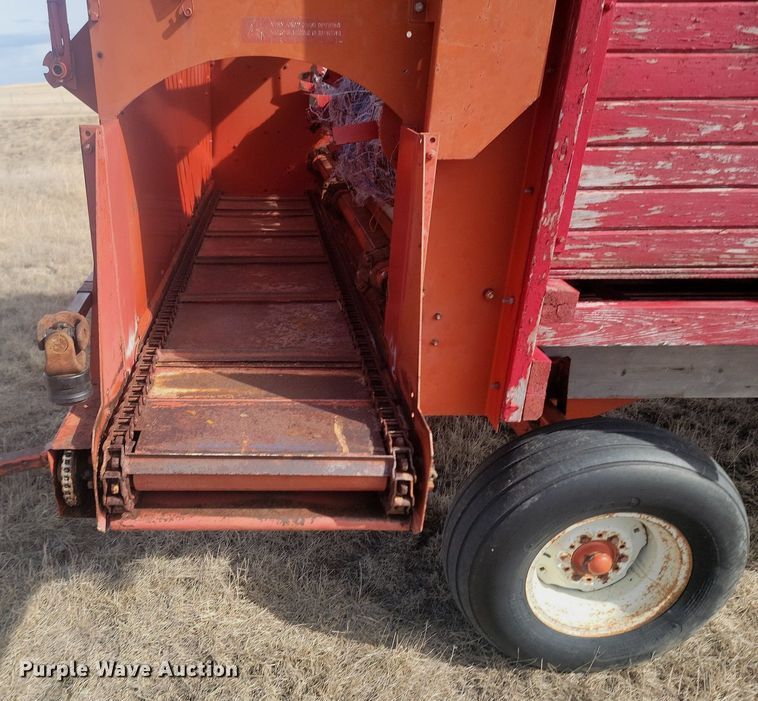 image for item LA9689 Gehl BU910 silage wagon