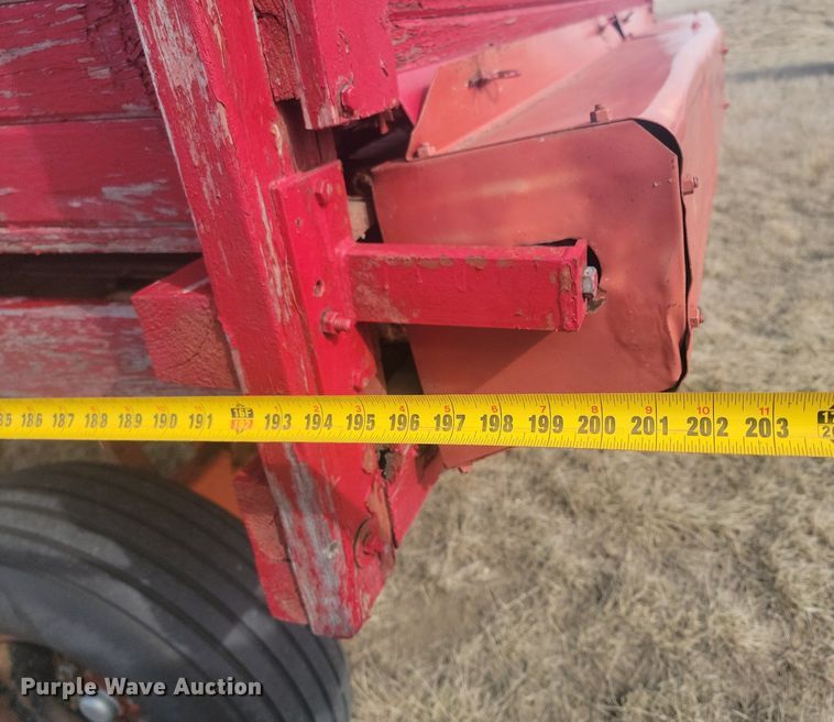 image for item LA9689 Gehl BU910 silage wagon