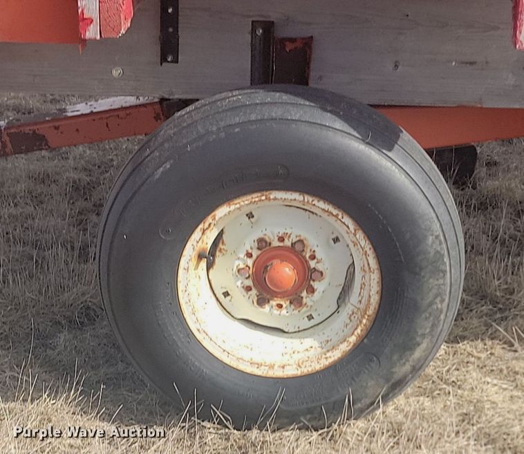 image for item LA9689 Gehl BU910 silage wagon