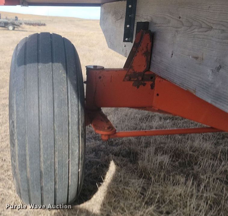 image for item LA9689 Gehl BU910 silage wagon