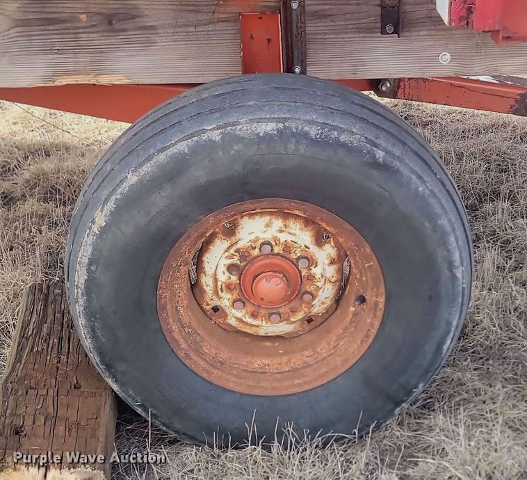 image for item LA9689 Gehl BU910 silage wagon