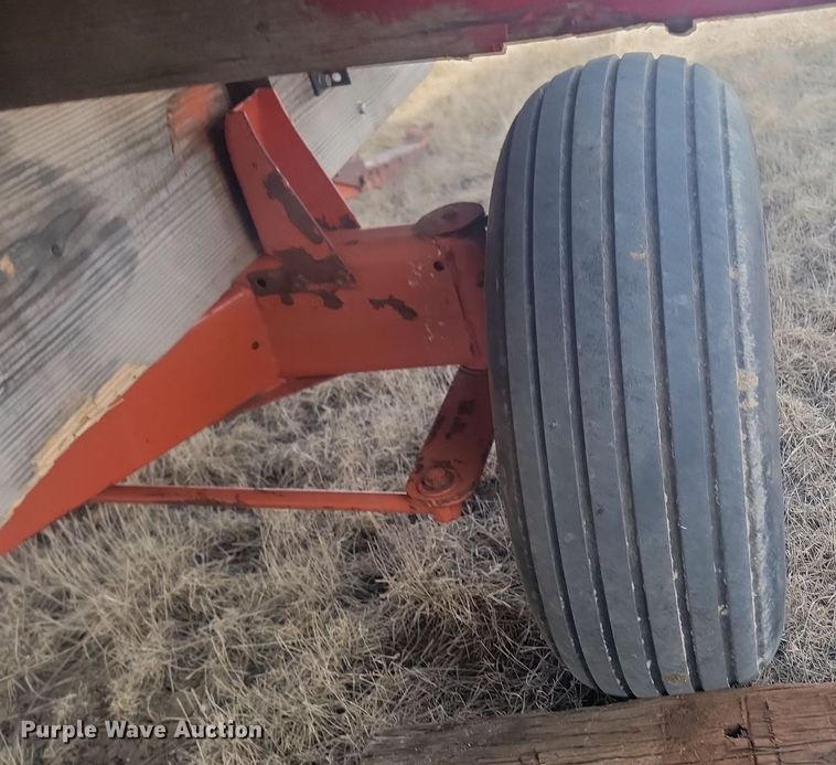 image for item LA9689 Gehl BU910 silage wagon