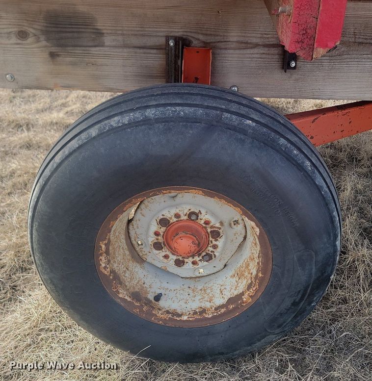 image for item LA9689 Gehl BU910 silage wagon