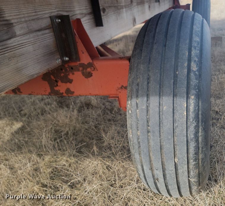 image for item LA9689 Gehl BU910 silage wagon