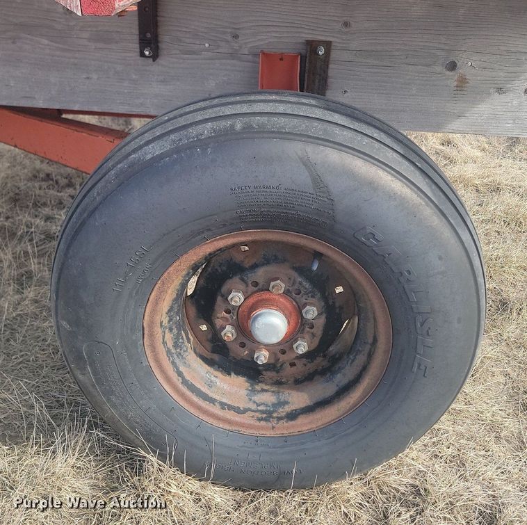 image for item LA9689 Gehl BU910 silage wagon