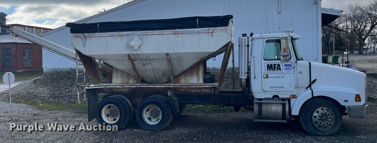 image for item LD9954 1995 White GMC WCA feed delivery truck