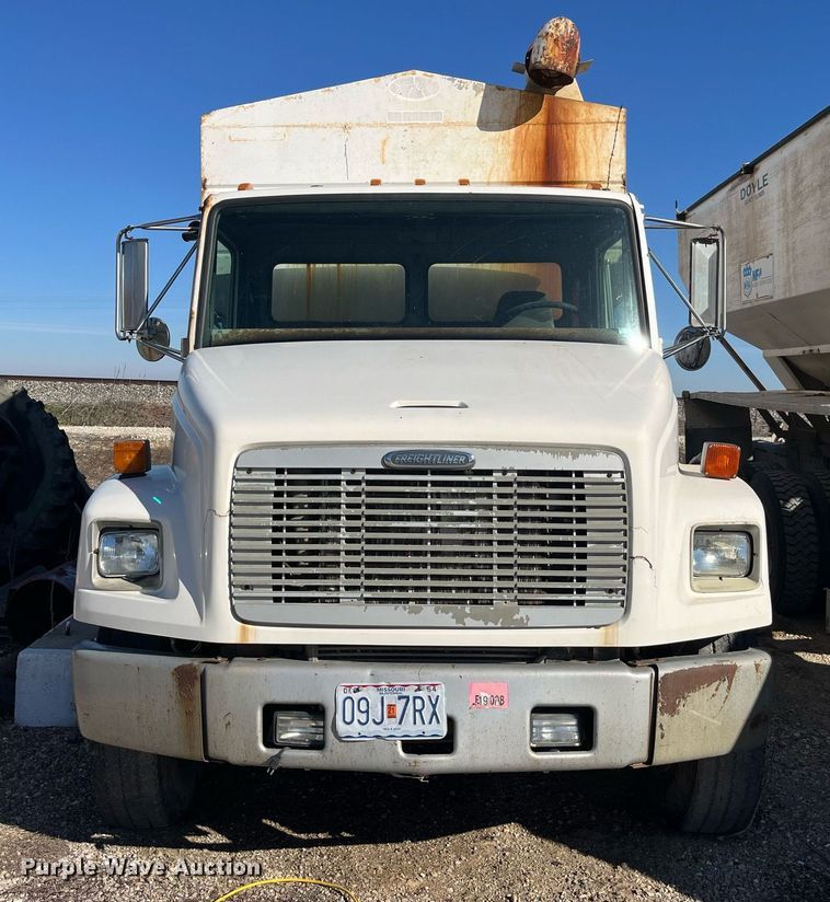 image for item LD9984 2002 Freightliner  FL80 fertilizer delivery truck