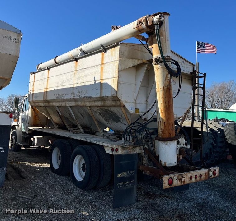 image for item LD9984 2002 Freightliner  FL80 fertilizer delivery truck