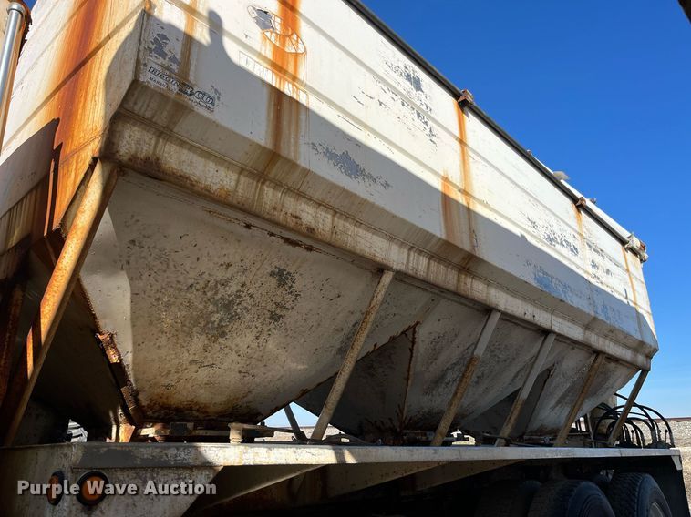 image for item LD9984 2002 Freightliner  FL80 fertilizer delivery truck