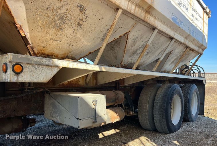 image for item LD9984 2002 Freightliner  FL80 fertilizer delivery truck