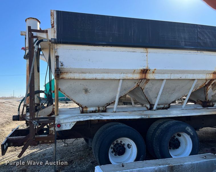 image for item LD9984 2002 Freightliner  FL80 fertilizer delivery truck