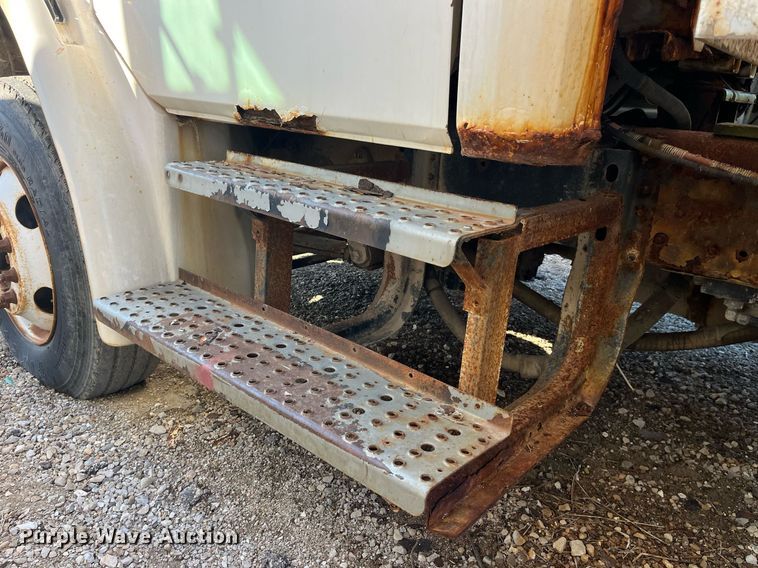 image for item LD9984 2002 Freightliner  FL80 fertilizer delivery truck