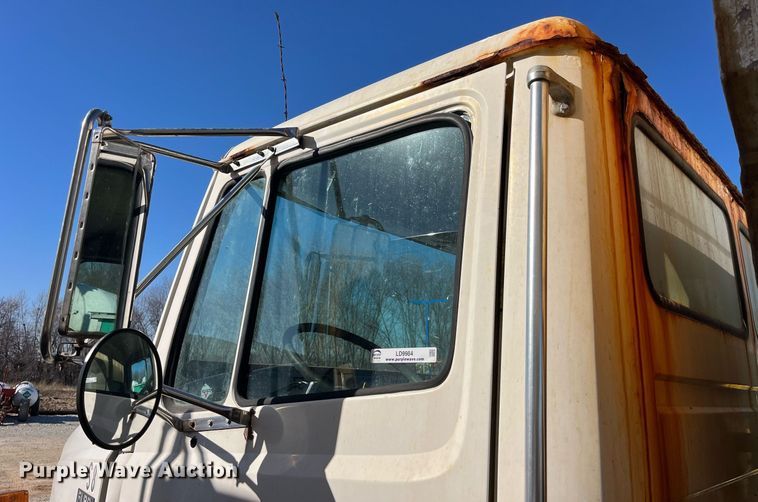 image for item LD9984 2002 Freightliner  FL80 fertilizer delivery truck