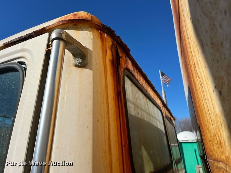 image for item LD9984 2002 Freightliner  FL80 fertilizer delivery truck