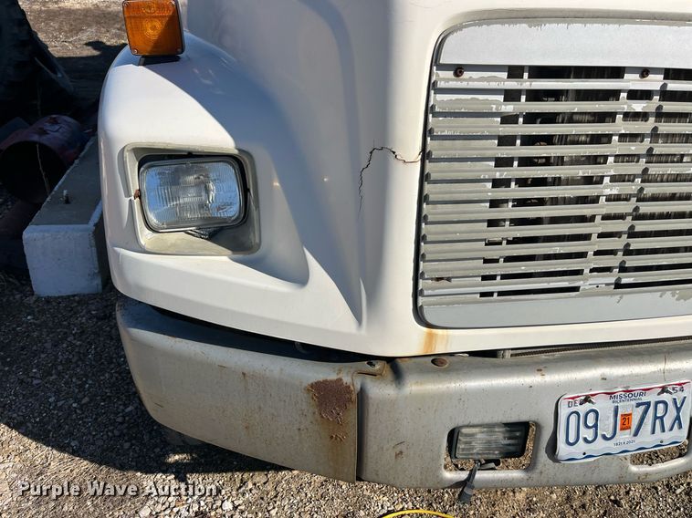 image for item LD9984 2002 Freightliner  FL80 fertilizer delivery truck