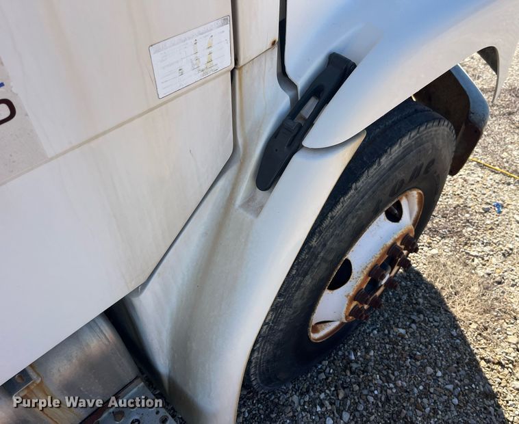 image for item LD9984 2002 Freightliner  FL80 fertilizer delivery truck