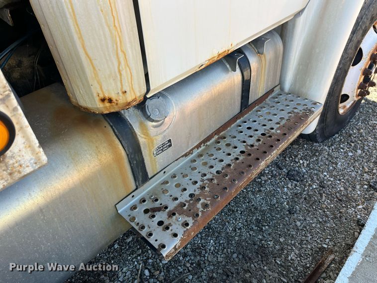 image for item LD9984 2002 Freightliner  FL80 fertilizer delivery truck