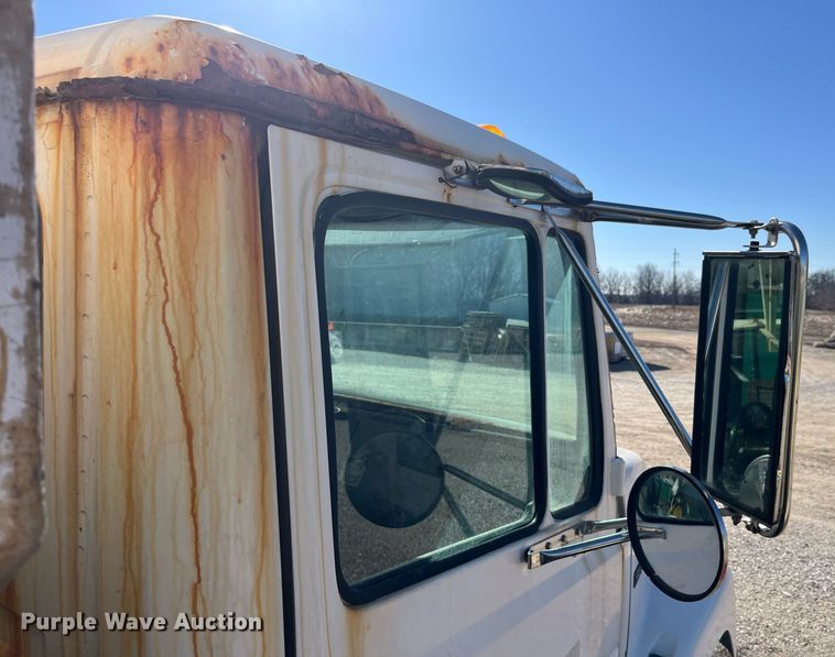 image for item LD9984 2002 Freightliner  FL80 fertilizer delivery truck