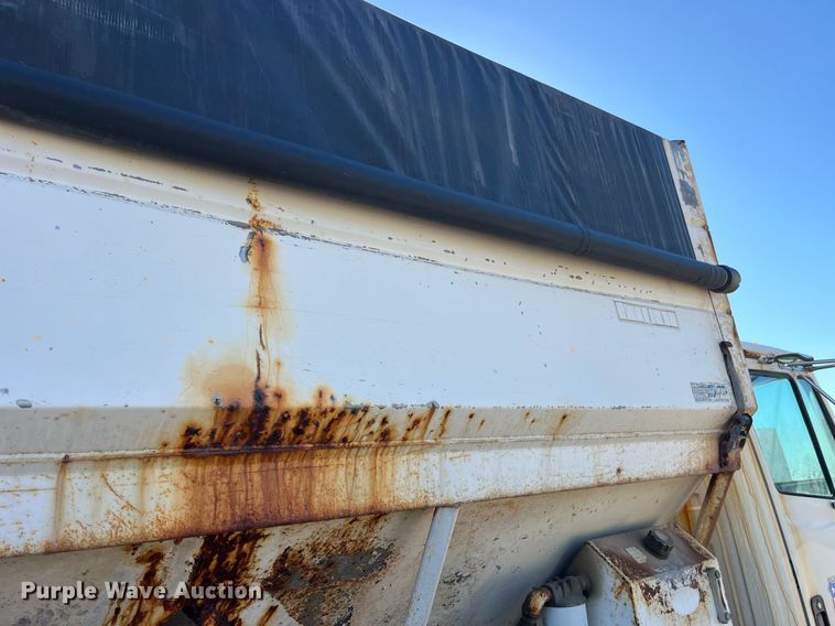 image for item LD9984 2002 Freightliner  FL80 fertilizer delivery truck