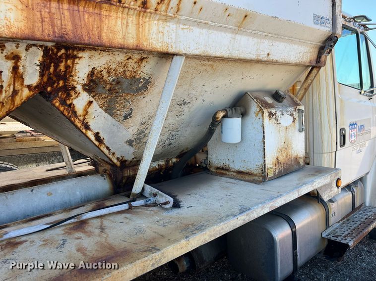 image for item LD9984 2002 Freightliner  FL80 fertilizer delivery truck