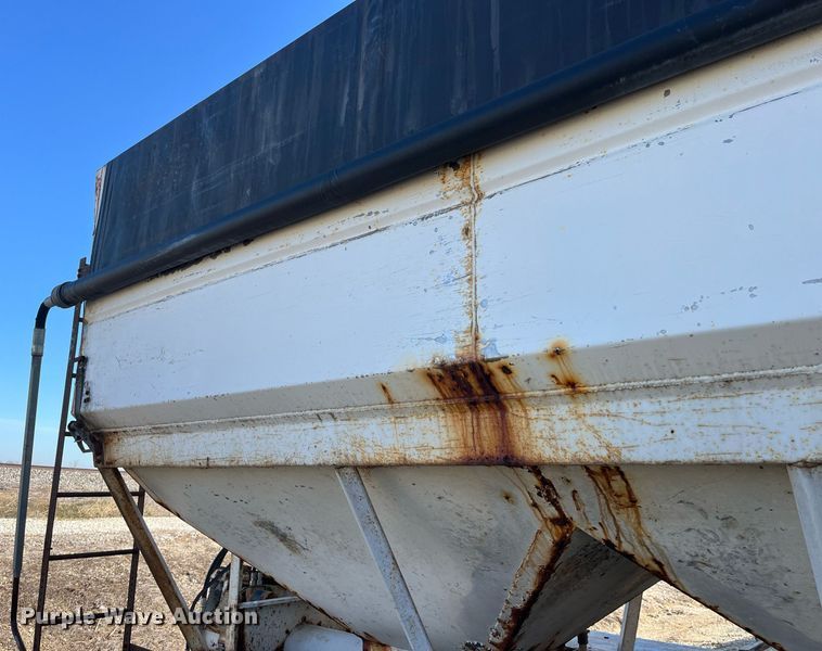 image for item LD9984 2002 Freightliner  FL80 fertilizer delivery truck