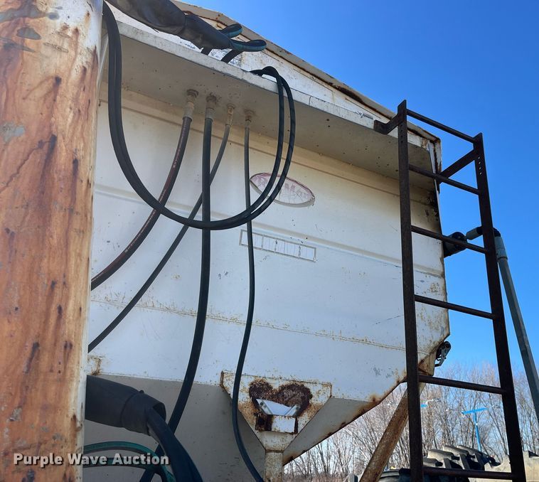 image for item LD9984 2002 Freightliner  FL80 fertilizer delivery truck