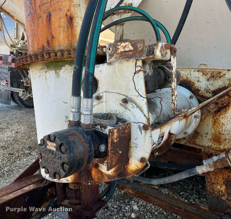 image for item LD9984 2002 Freightliner  FL80 fertilizer delivery truck