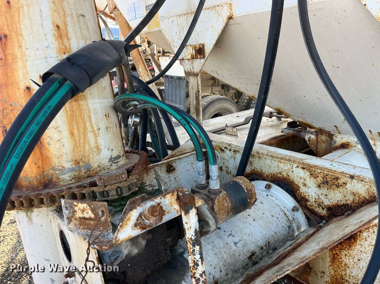 image for item LD9984 2002 Freightliner  FL80 fertilizer delivery truck