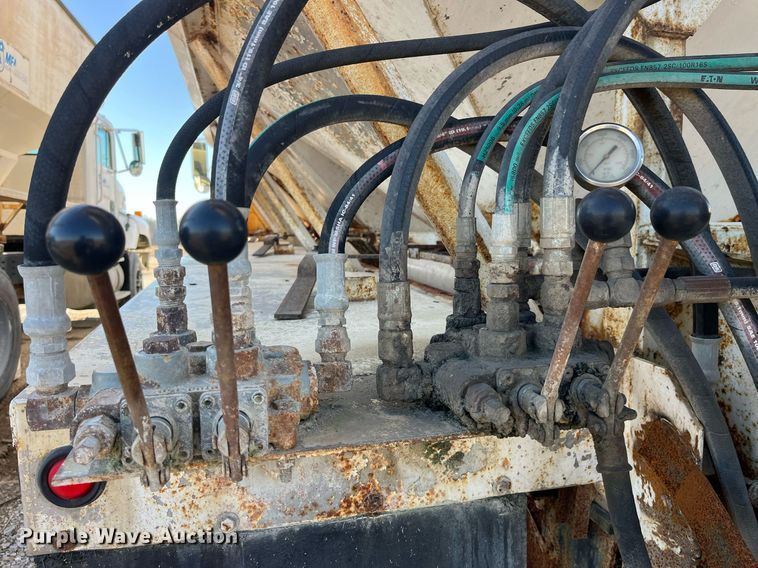 image for item LD9984 2002 Freightliner  FL80 fertilizer delivery truck