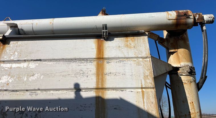 image for item LD9984 2002 Freightliner  FL80 fertilizer delivery truck