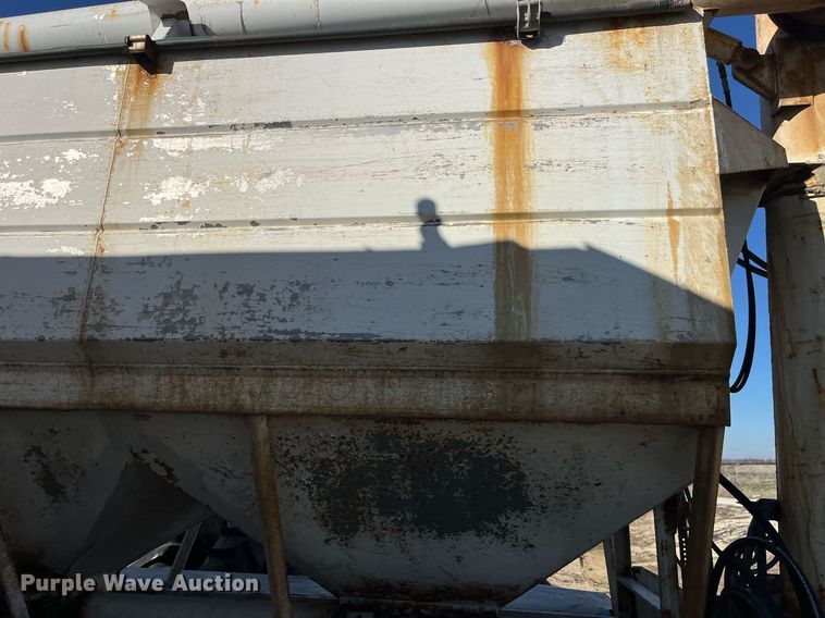 image for item LD9984 2002 Freightliner  FL80 fertilizer delivery truck