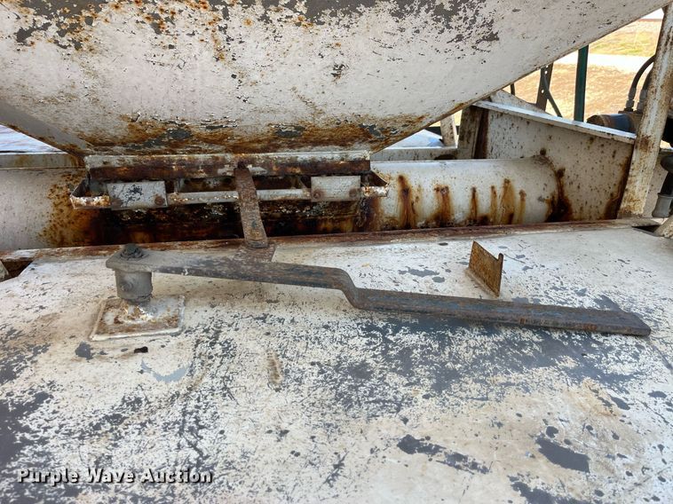 image for item LD9984 2002 Freightliner  FL80 fertilizer delivery truck