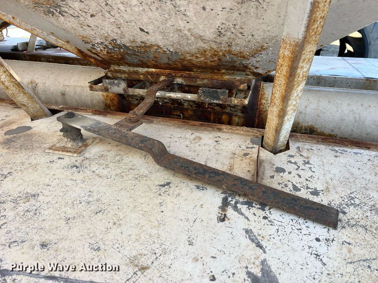 image for item LD9984 2002 Freightliner  FL80 fertilizer delivery truck