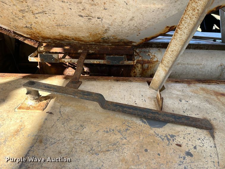 image for item LD9984 2002 Freightliner  FL80 fertilizer delivery truck