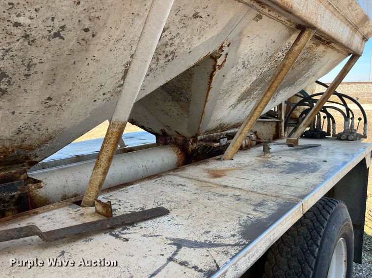 image for item LD9984 2002 Freightliner  FL80 fertilizer delivery truck