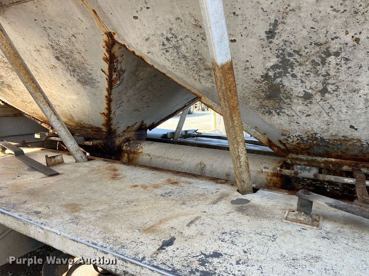 image for item LD9984 2002 Freightliner  FL80 fertilizer delivery truck