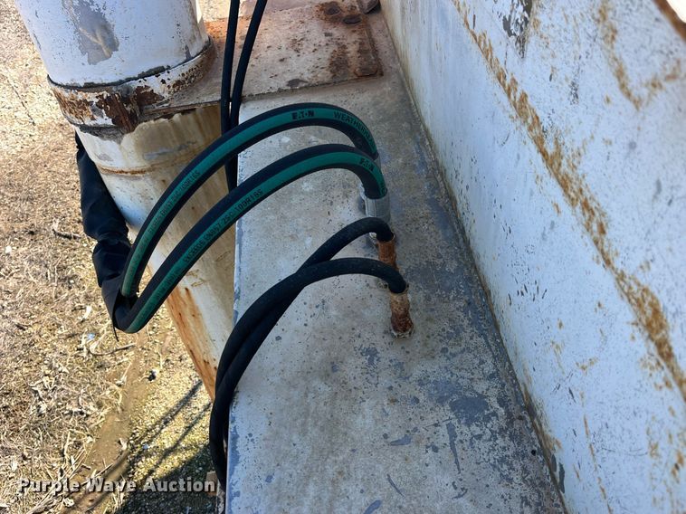 image for item LD9984 2002 Freightliner  FL80 fertilizer delivery truck