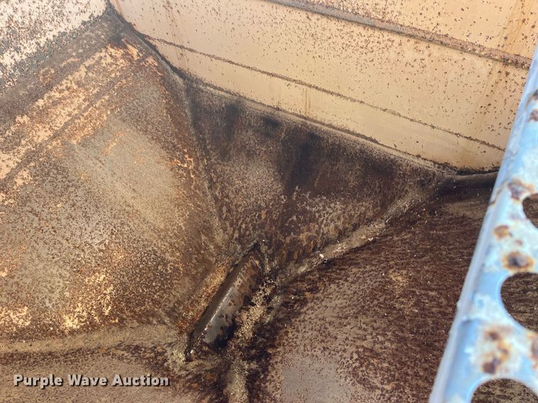 image for item LD9984 2002 Freightliner  FL80 fertilizer delivery truck