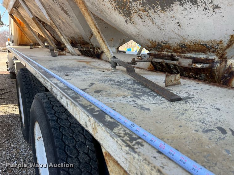 image for item LD9984 2002 Freightliner  FL80 fertilizer delivery truck