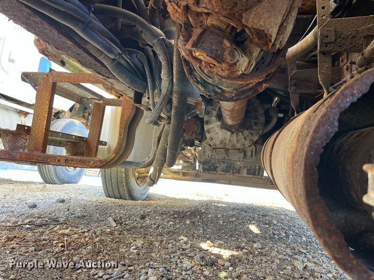 image for item LD9984 2002 Freightliner  FL80 fertilizer delivery truck