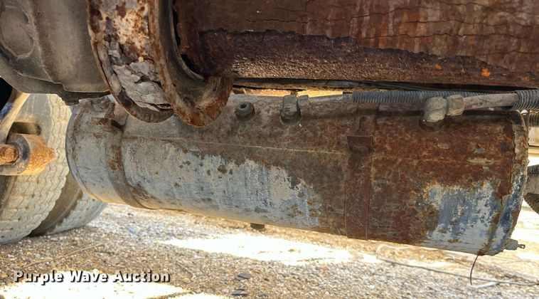 image for item LD9984 2002 Freightliner  FL80 fertilizer delivery truck