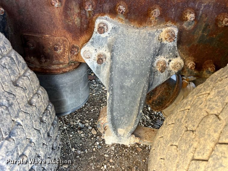 image for item LD9984 2002 Freightliner  FL80 fertilizer delivery truck