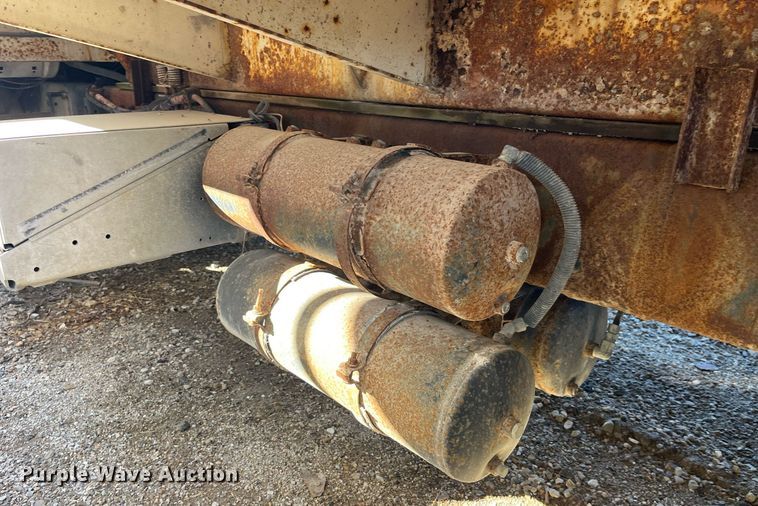 image for item LD9984 2002 Freightliner  FL80 fertilizer delivery truck