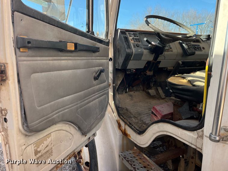 image for item LD9984 2002 Freightliner  FL80 fertilizer delivery truck