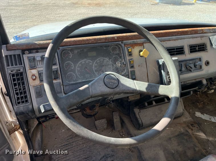 image for item LD9984 2002 Freightliner  FL80 fertilizer delivery truck