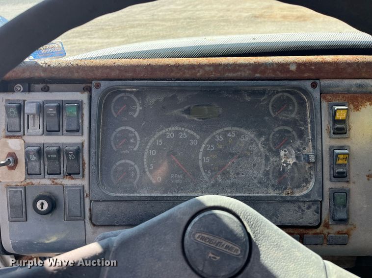 image for item LD9984 2002 Freightliner  FL80 fertilizer delivery truck