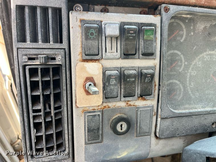 image for item LD9984 2002 Freightliner  FL80 fertilizer delivery truck